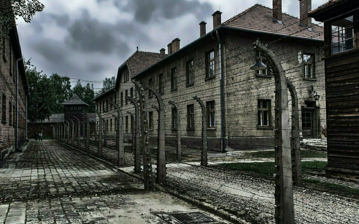 Gebäude und Stacheldraht im Konzentrationslager Auschwitz Gebäude und Stacheldraht im Konzentrationslager Auschwitz
